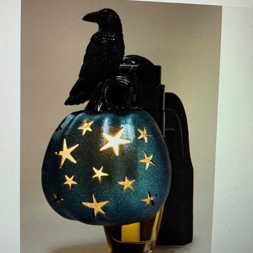 Bath and Body Works Wallflower -  Blue pumpkin and crow - light up